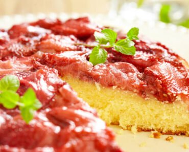 How to Make Strawberry Upside down Cake